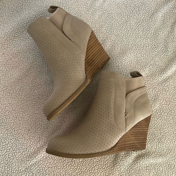 DV Dolce Vita NWOB Gerdy vegan leather beige wedge bootie - Picture 2 of 14